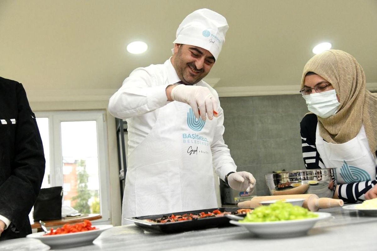 İş garantili pasta okulunda başkan Özlü hünerlerini sergiledi