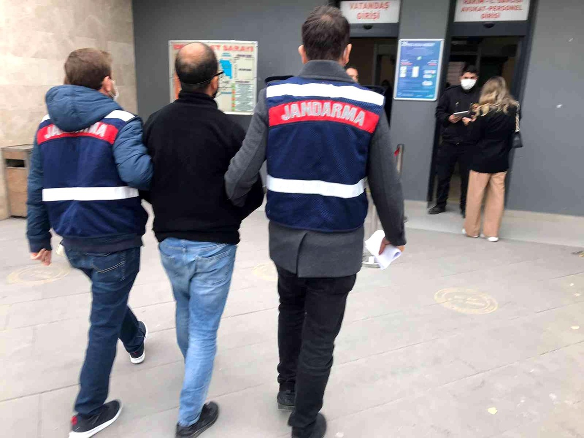 İzmir\'de FETÖ ve PKK şüphelisi 3 kişi yakalandı
