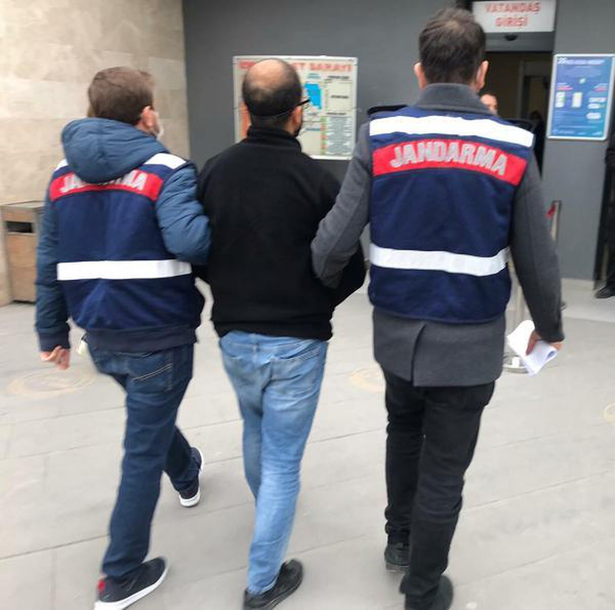 İzmir\'in iki ilçesinde jandarmadan terör operasyonu; 3 gözaltı