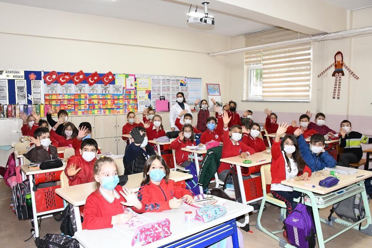 İznik Belediyesi\'nden ögrencilere yerli malı haftası hediyesi