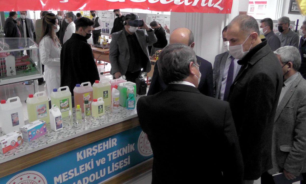 Kırşehir\'de meslek lisesi öğrencilerinin 14 projesi fuarda sergilendi
