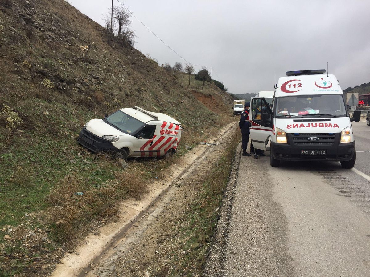 Son dakika haber | Manisa\'da 3 aracın karıştığı trafik kazasında 2 kişi yaralandı