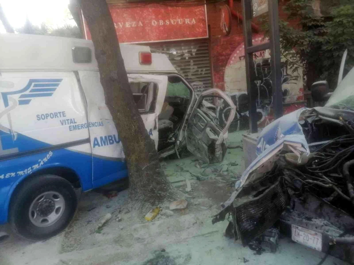 Meksika\'da iki ambulans kafa kafaya çarpıştı: 7 yaralı