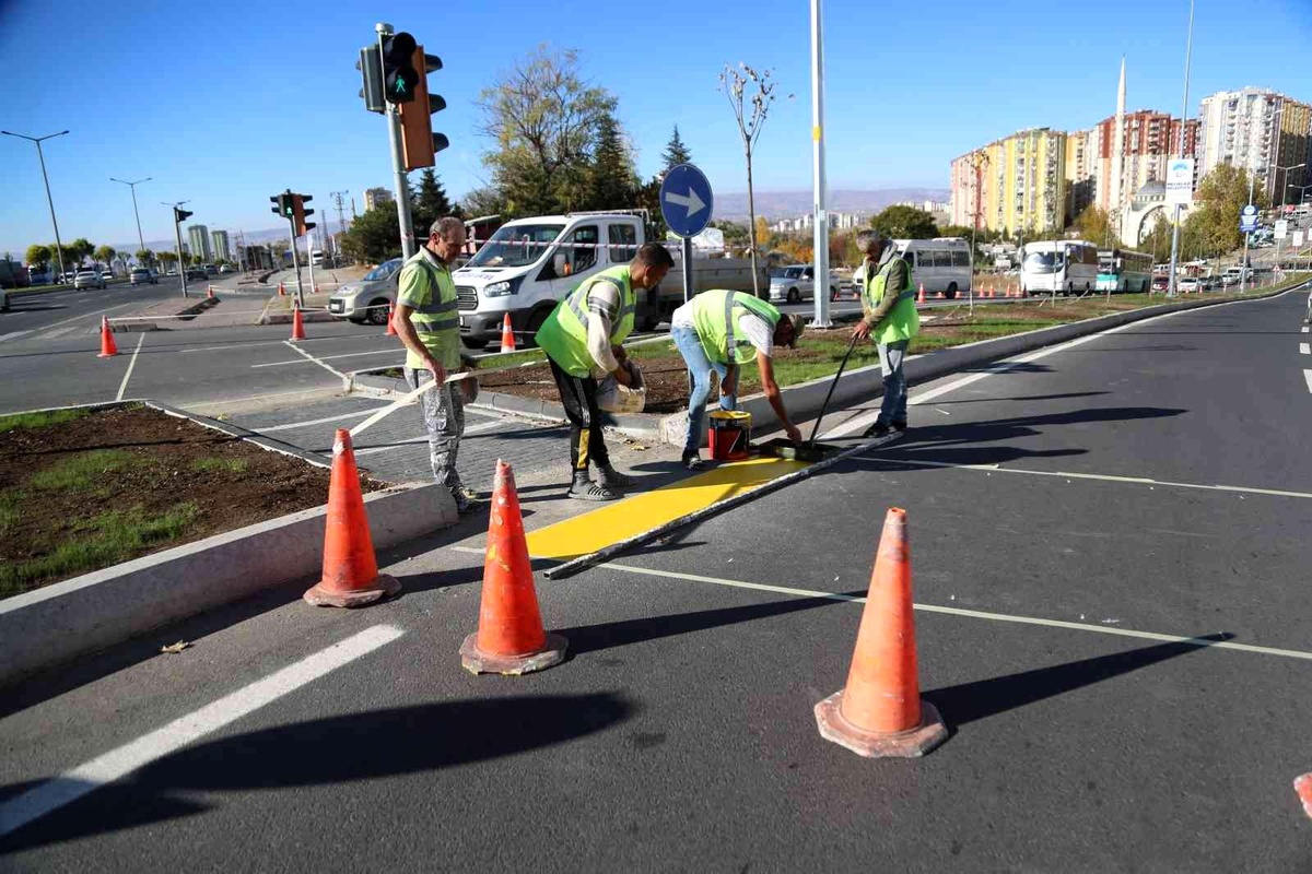 Melikgazi\'de güvenli ve seri ulaşım için yol çizgileri yapılıyor