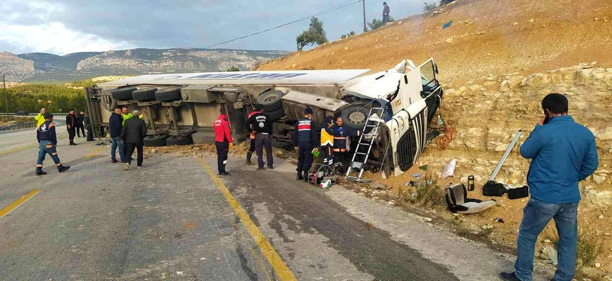 Mersin\'de devrilen tırın şoförü yaralandı