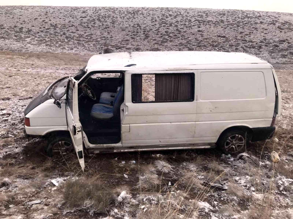 Minibüs kayganlaşan yolda takla attı, 1\'i ağır 3 kişi yaralandı