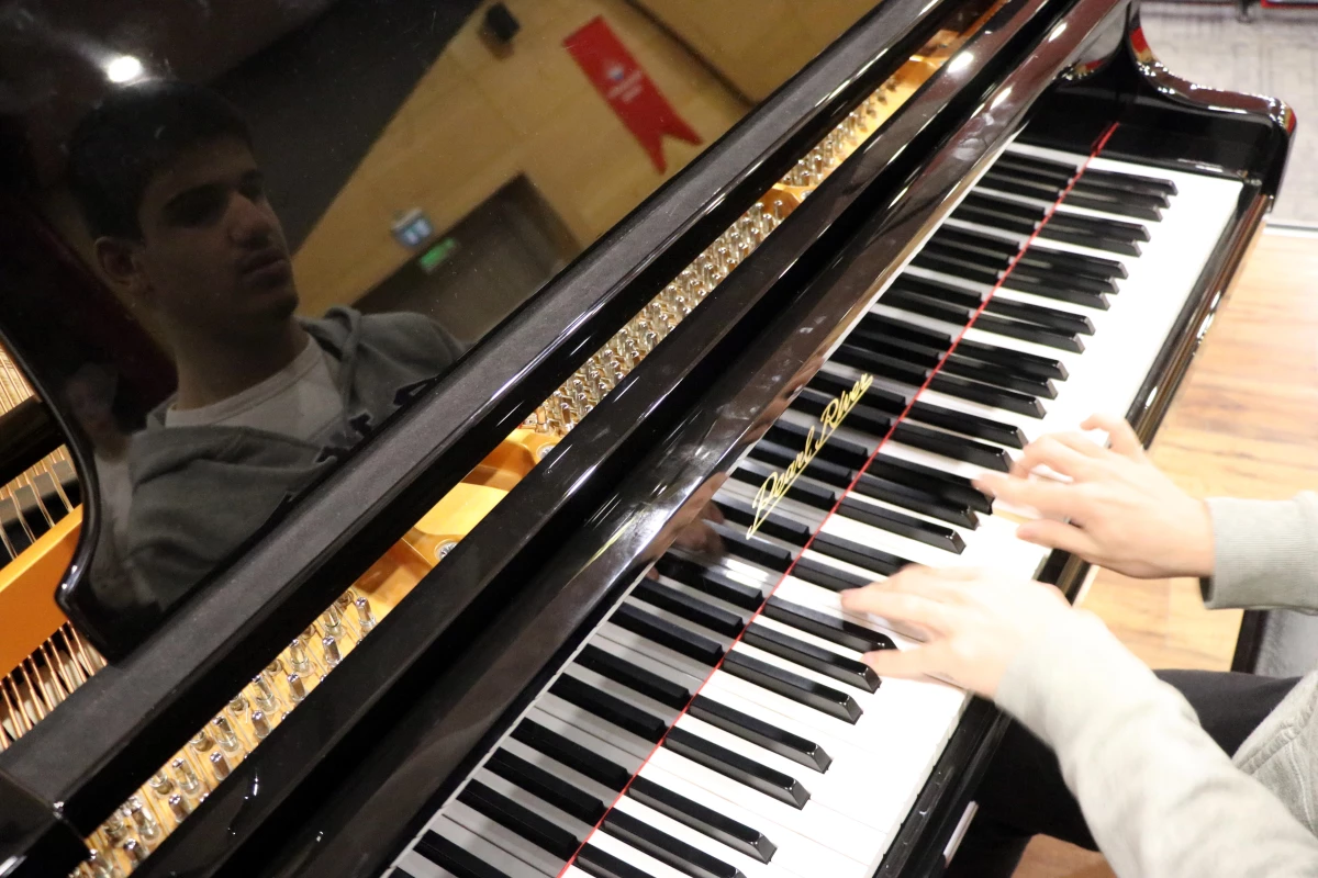 "Mutlak kulak" Deniz Örak, ünlü piyanistlerle sahne alma hedefinde