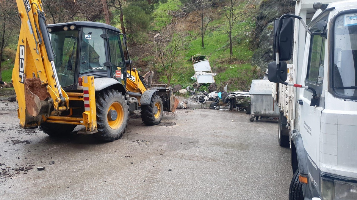 Osmancık Belediyesi, kaleden düşen kaya parçalarına karşı vatandaşları uyardı