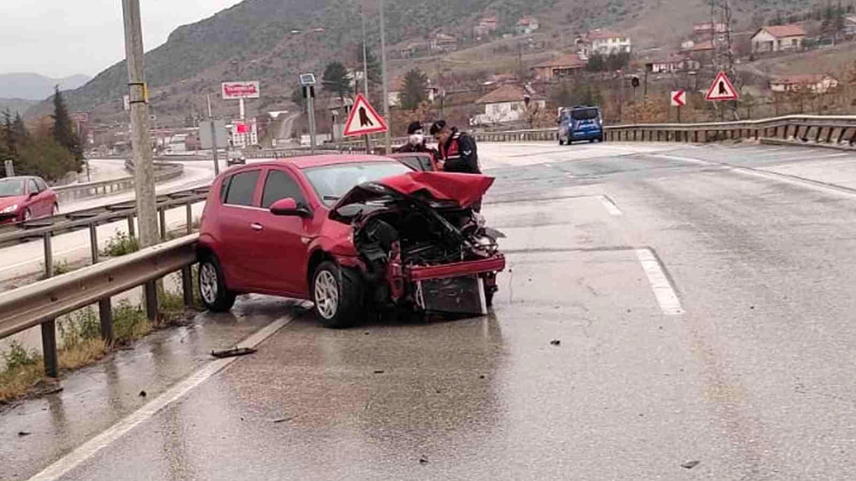 Otomobil bariyerlere çarptı: 1 yaralı