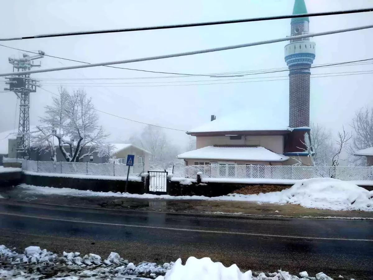 Pazaryeri ilçesinde mevsimin ilk karı yağdı