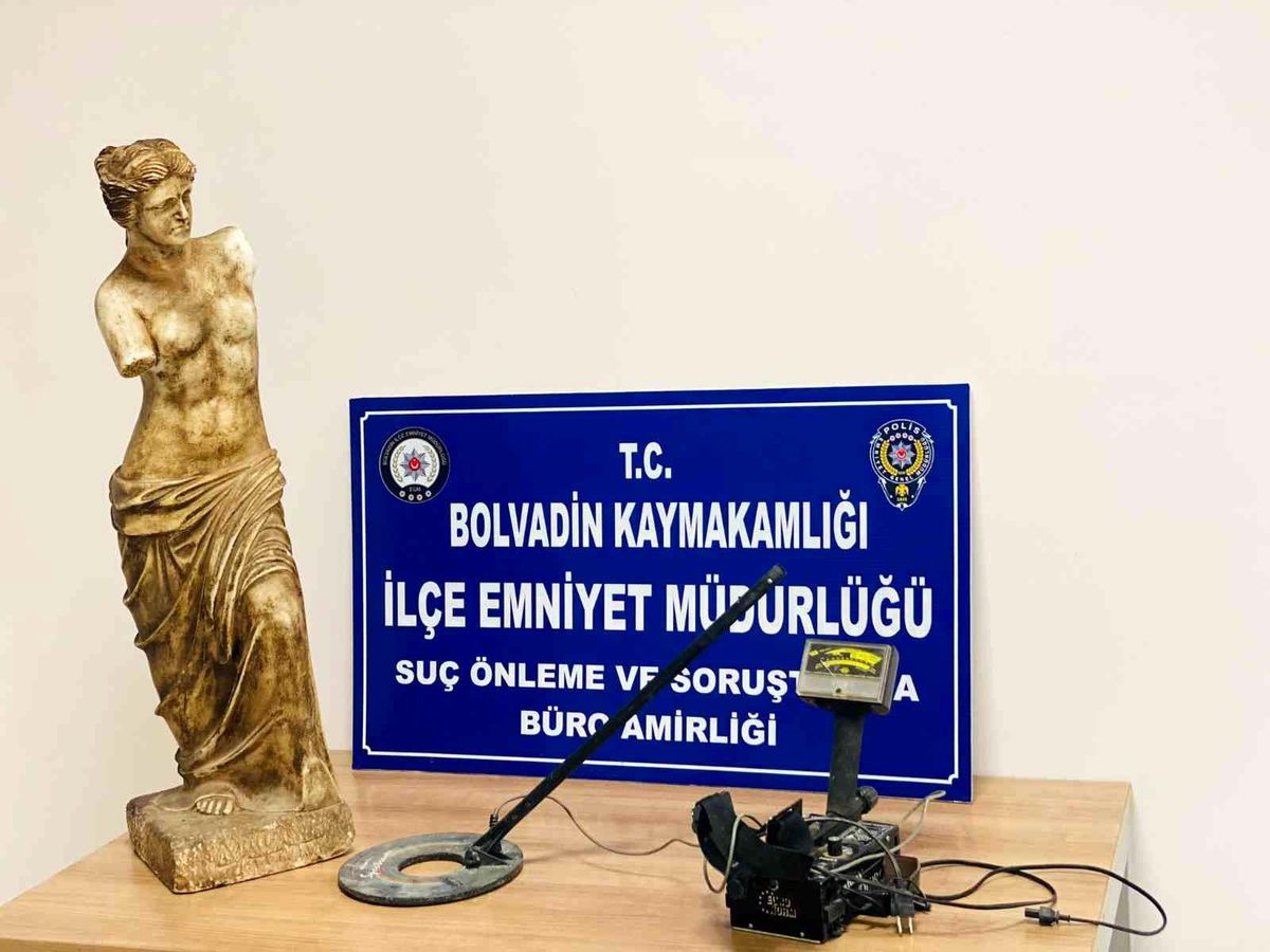 Son dakika haber... Polisin baskın düzenlediği evden 1 metre heykel çıktı
