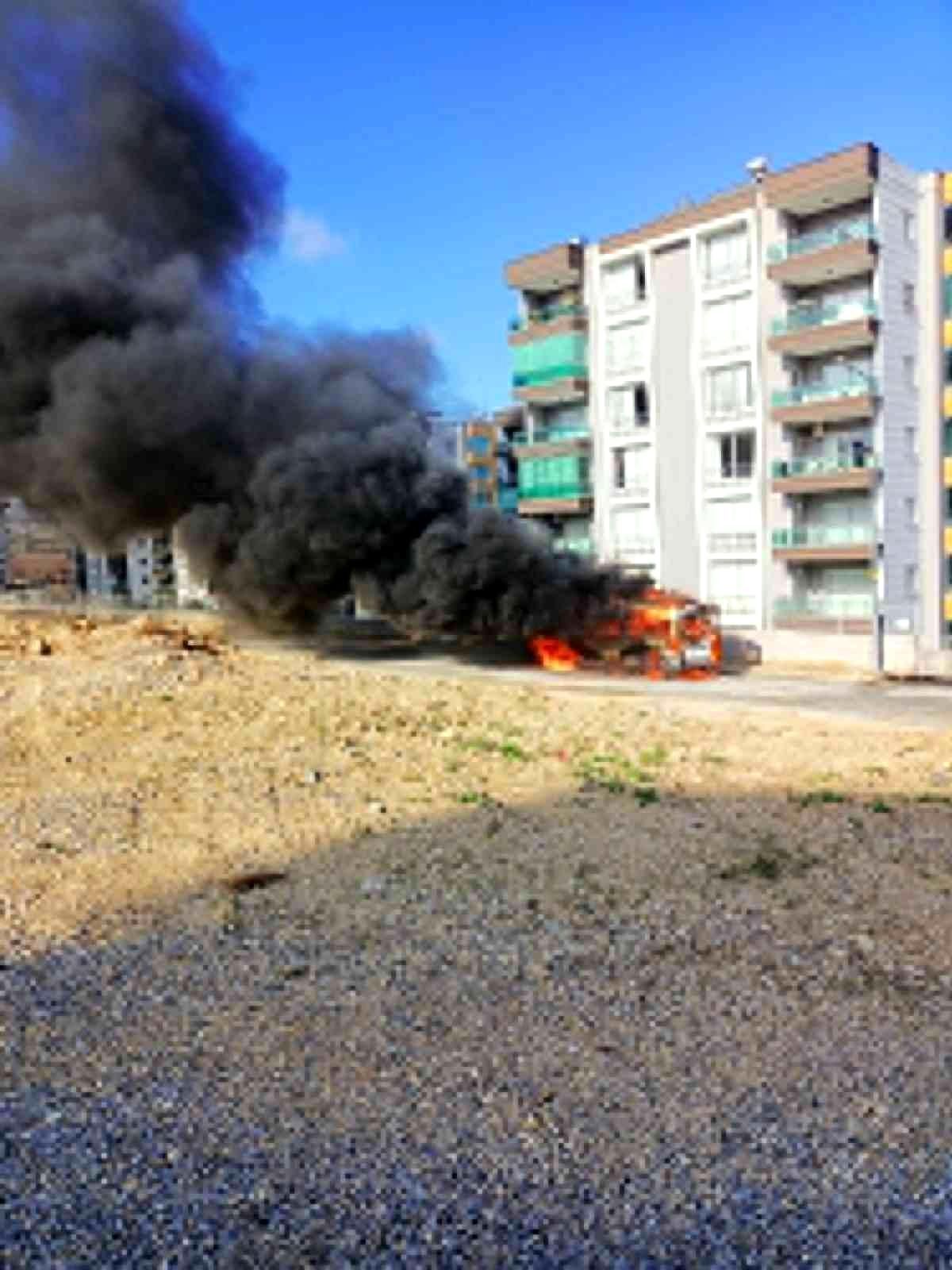 Seyir halindeki servis aracı yandı