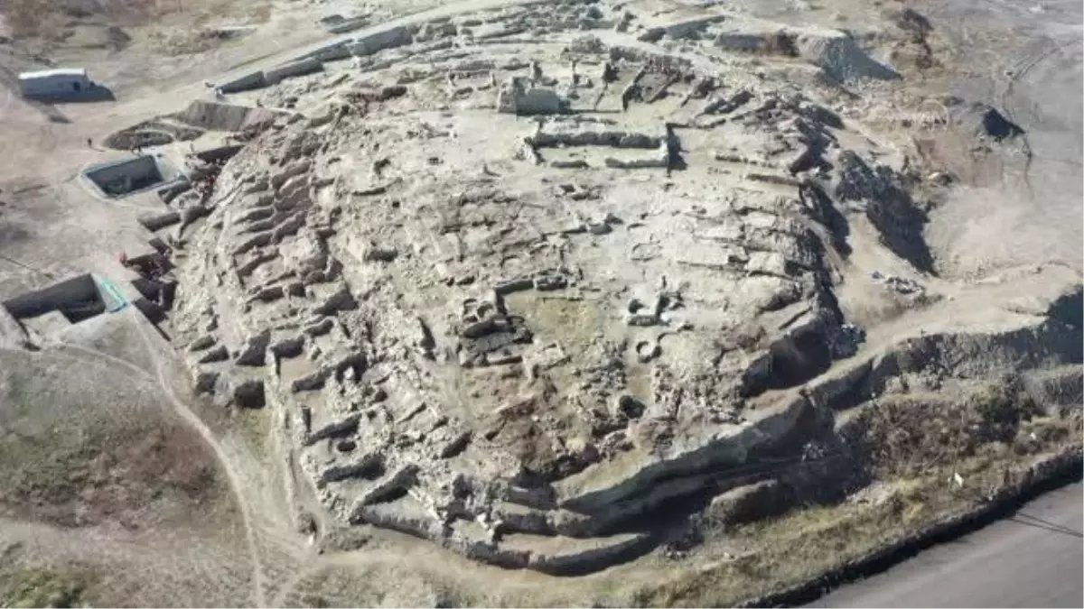 Seyitömer Höyüğü\'nde 5 bin yıllık yerleşimler gün ışığına çıkarıldı