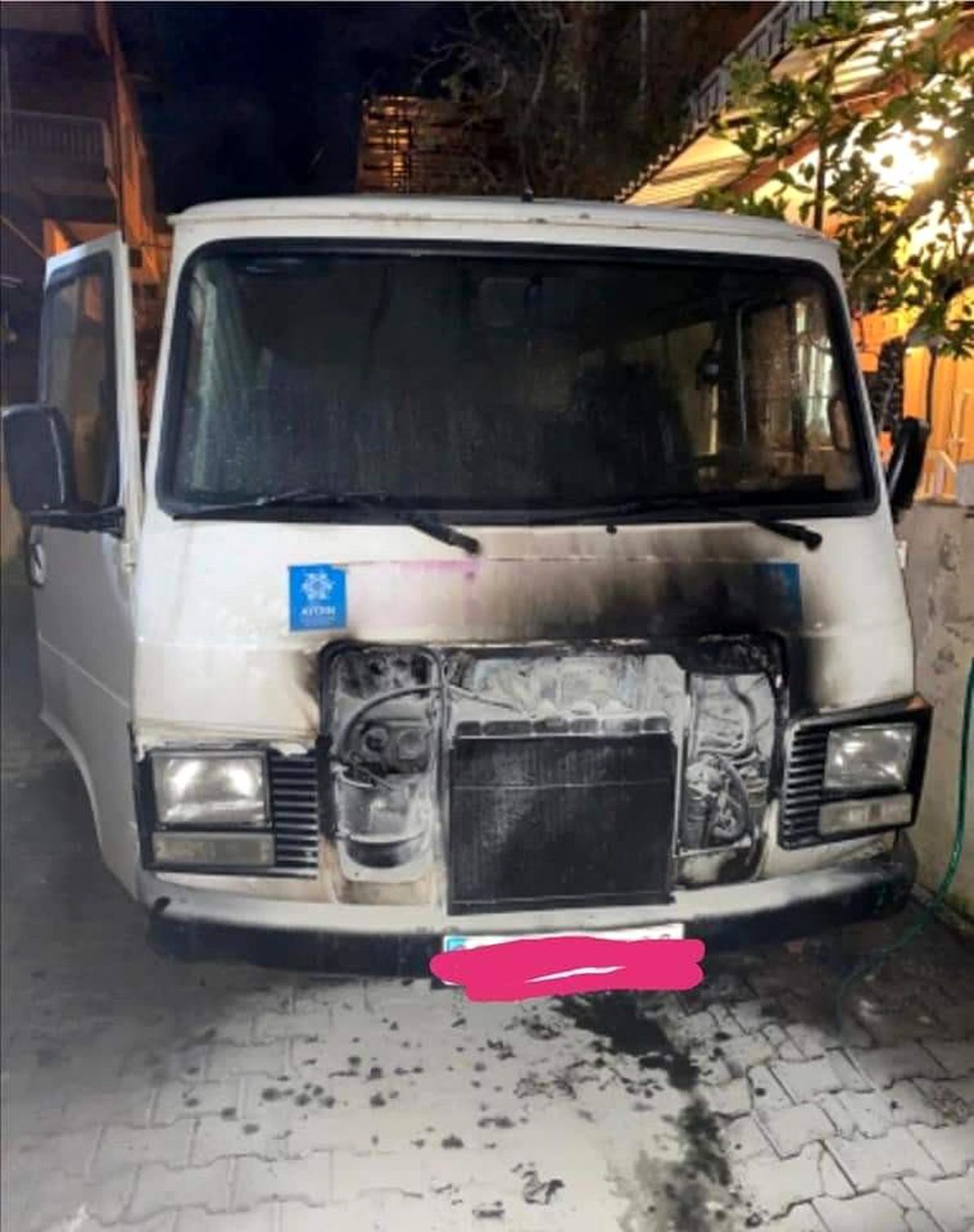Söke\'de park halindeki minibüs alev alev yandı