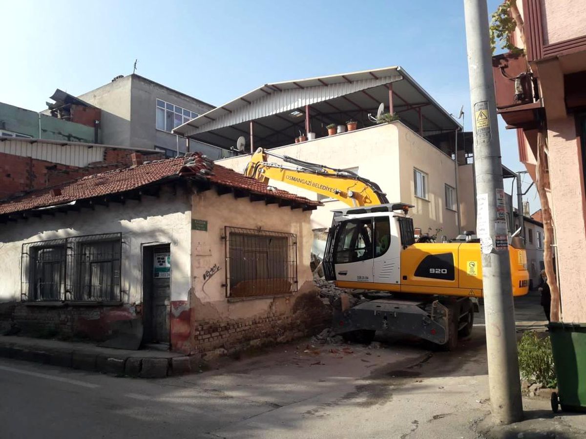 Tehlike arz eden metruk bina yıkıldı