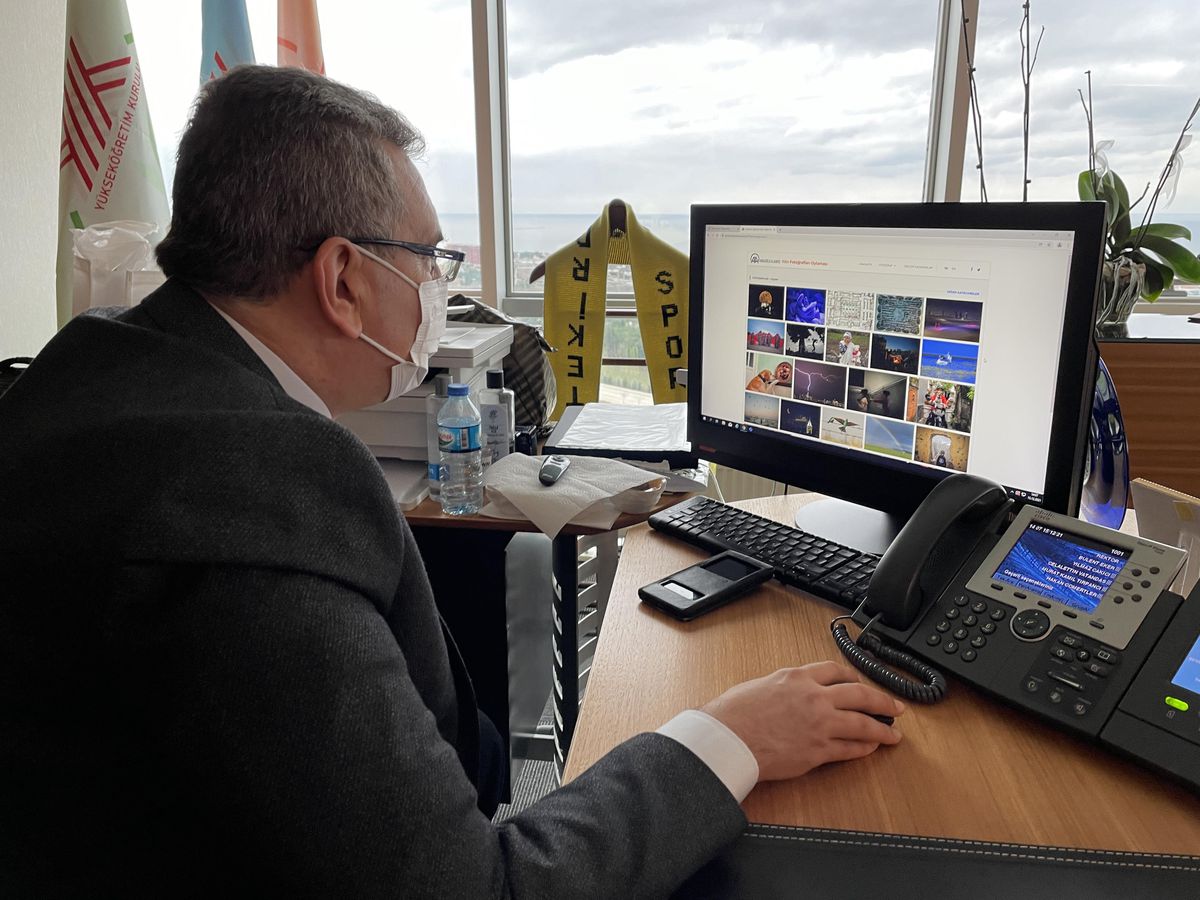 Tekirdağ Namık Kemal Üniversitesi Rektörü Şahin, AA\'nın "Yılın Fotoğrafları" oylamasına katıldı