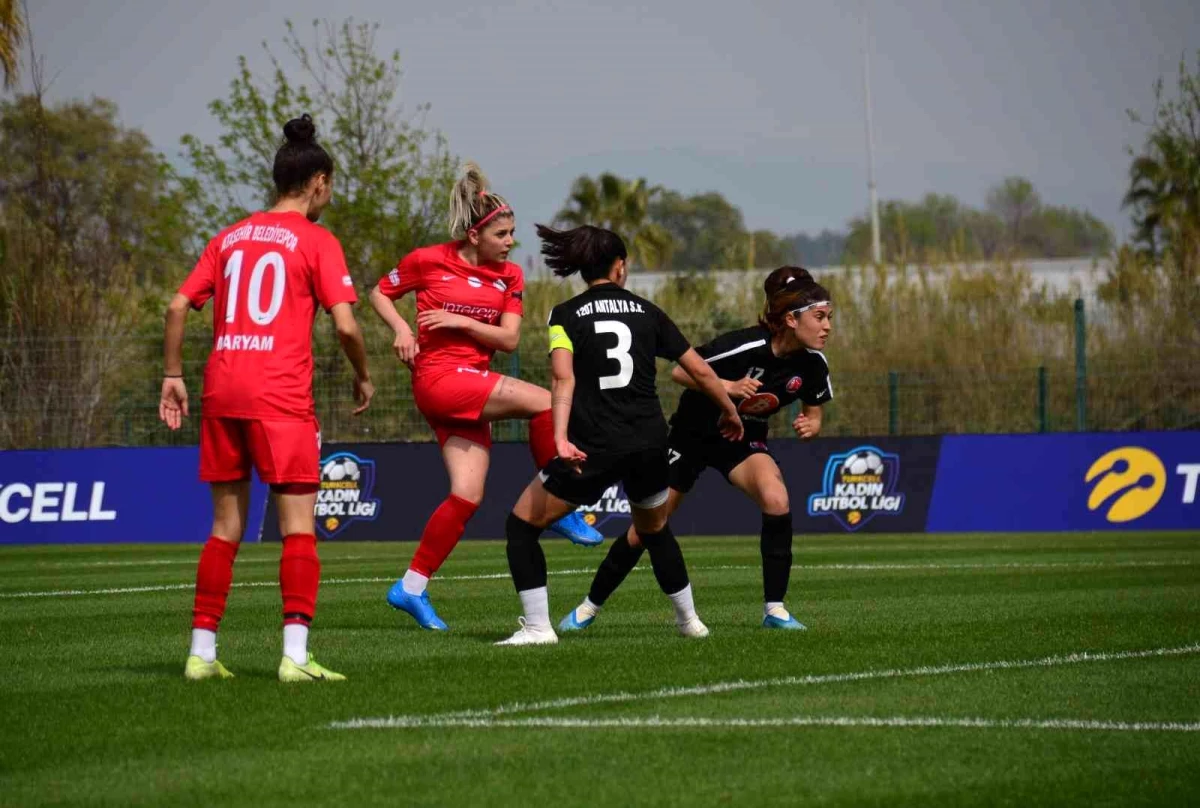 Turkcell Kadın Futbol Süper Ligi\'nde heyecan derbi ile başlıyor