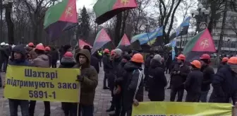 Ukrayna'da maden işçileri eylem yaptı