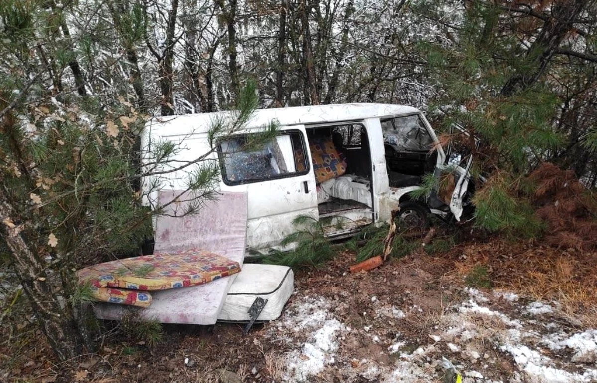 Yoldan çıkan minibüs ormanlık alana uçtu: 2 yaralı