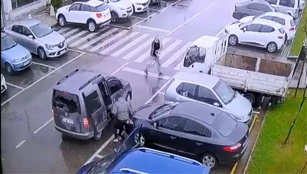 Otomobil içerinden 100 bin lirayı böyle çaldılar! O anlar kamerada