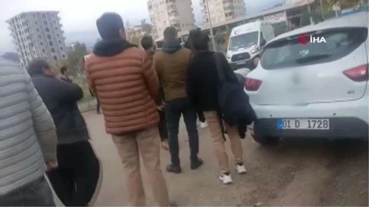 Son dakika haber... Adana\'da bir otomobil öğrencilere çarptı: 1 ölü, 1 yaralı