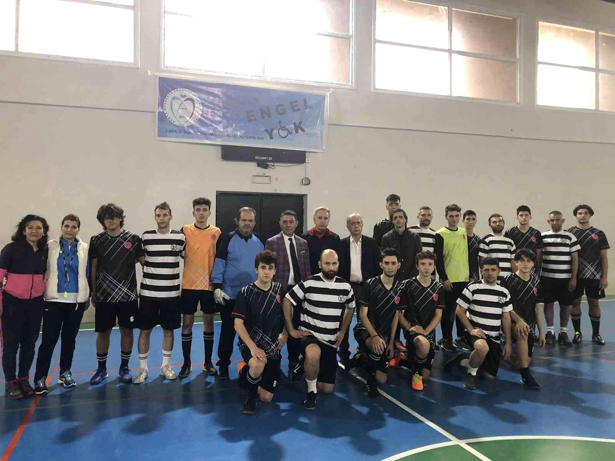 Adnan Menderes AİHL öğrencileri gönülden iletişim kurdu