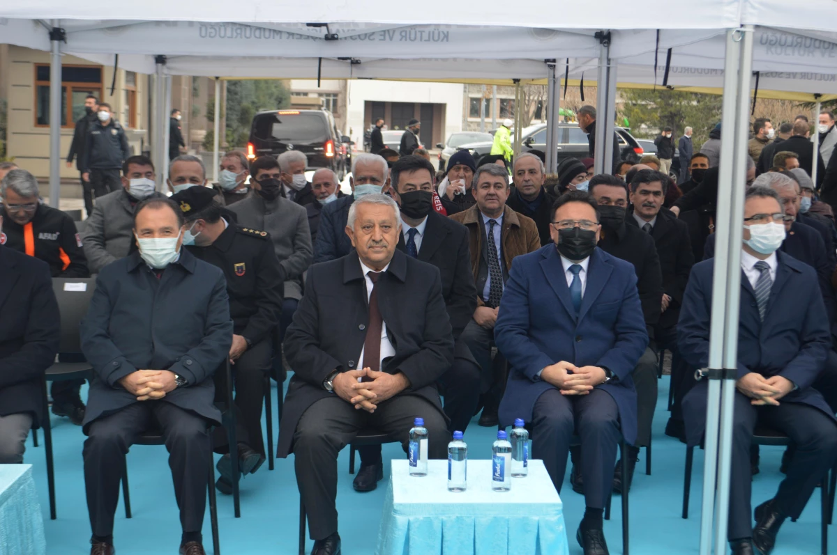 Afyonkarahisar Valisi Çiçek ile Belediye Başkanı Zeybek, Anıtpark Kafe\'nin açılışını yaptı