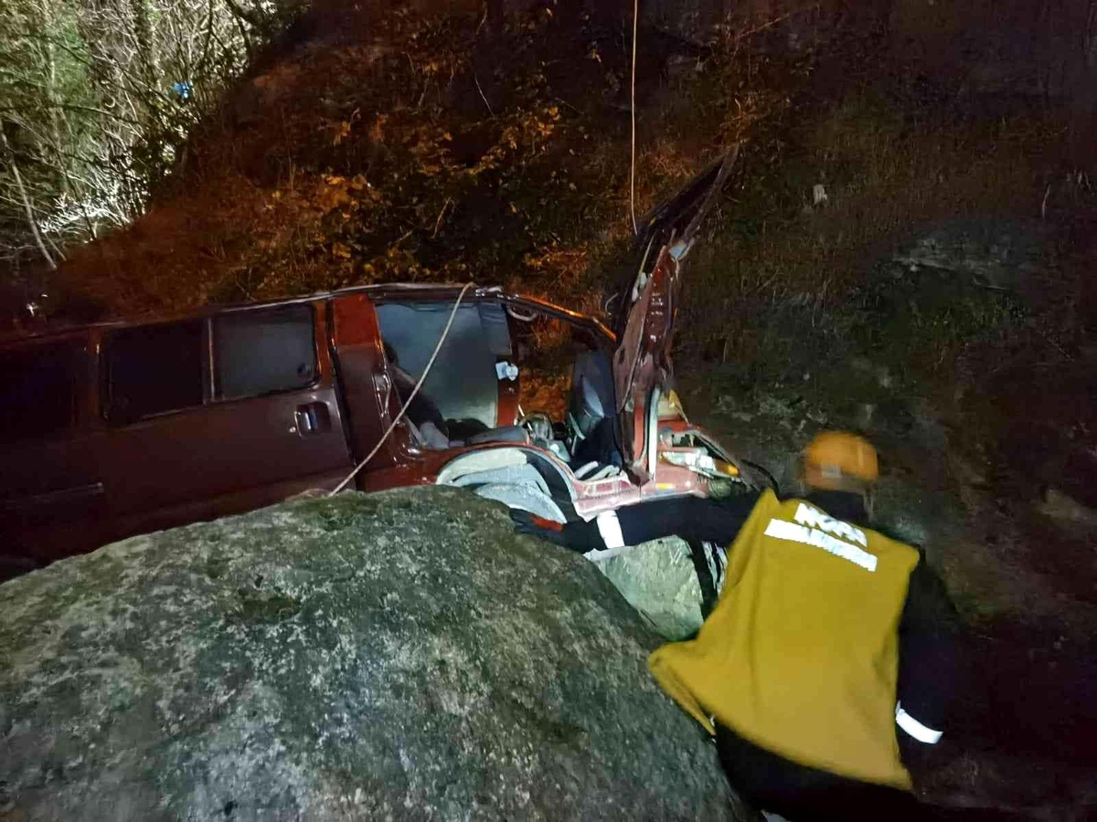 Ailesinin haber alamadığı şahıs dereye uçan aracında ölü olarak bulundu