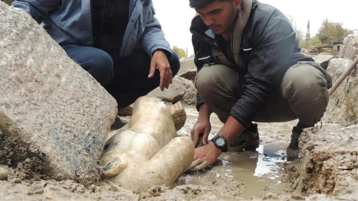 "Herkül"ün başsız heykeli bulundu! Aizanoi Antik Kenti\'ndeki kazı çalışmaları mermer heykeli gün yüzüne çıkardı