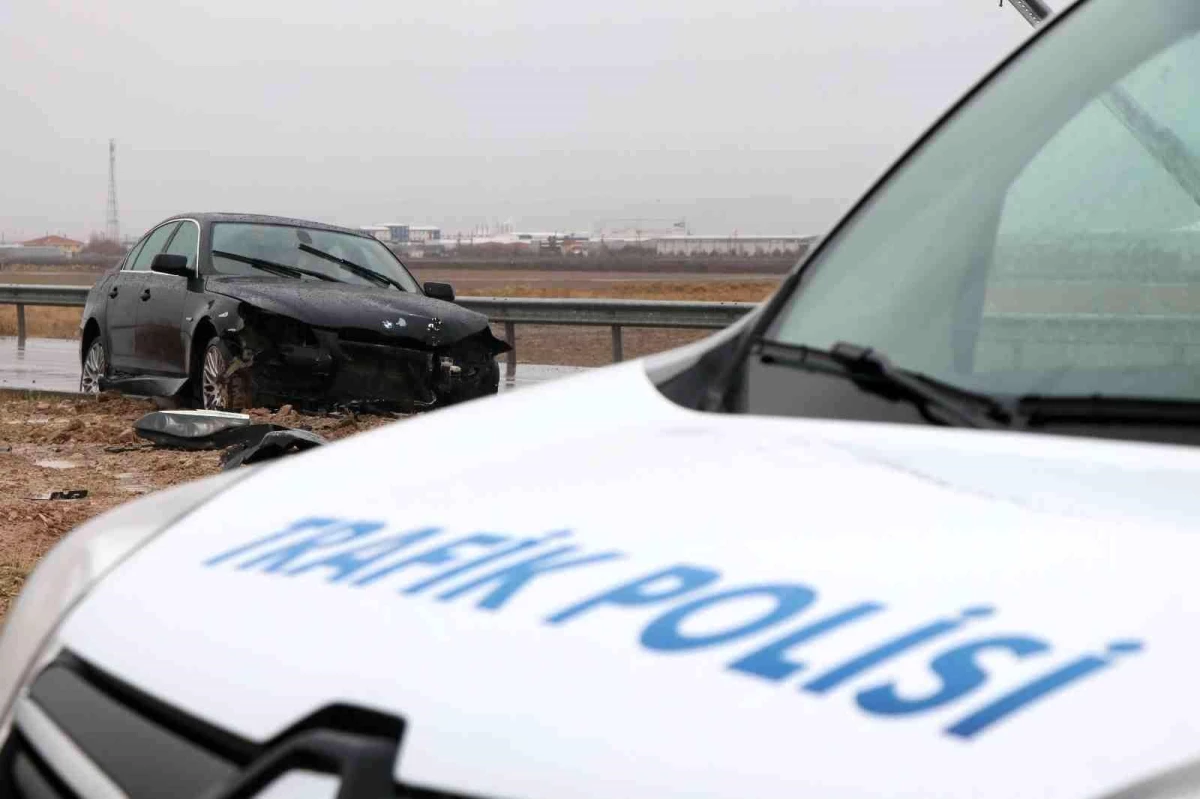Aksaray\'da otomobil refüje çarptı: 2 yaralı