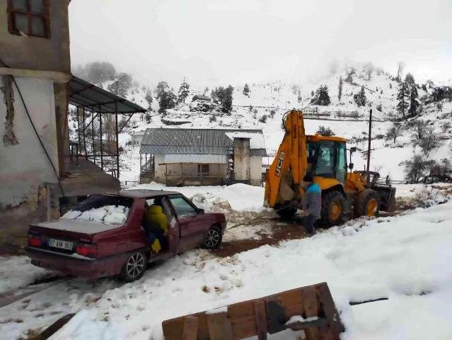 Alanya'da kara saplanan araçta mahsur kalan vatandaşları belediye ekipleri kurtardı