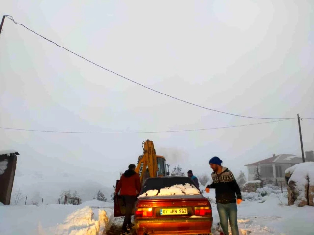 Alanya'da kara saplanan araçta mahsur kalan vatandaşları belediye ekipleri kurtardı