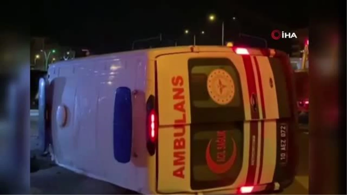Ambulansın da karıştığı zincirleme kazada 3\'ü sağlık görevlisi 4 kişi yaralandı