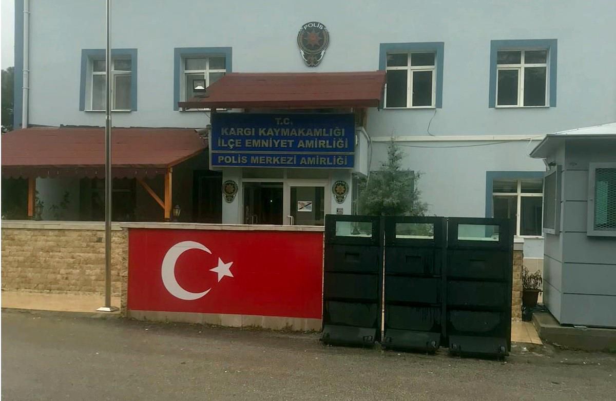 Araçlara dadanan hırsız yakayı ele verdi