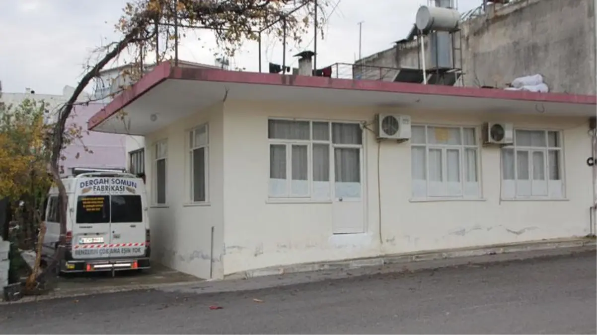 Ayrı yaşadığı eşi ile oğlunu yaralayan koca, evdeki kişiyi öldürdü