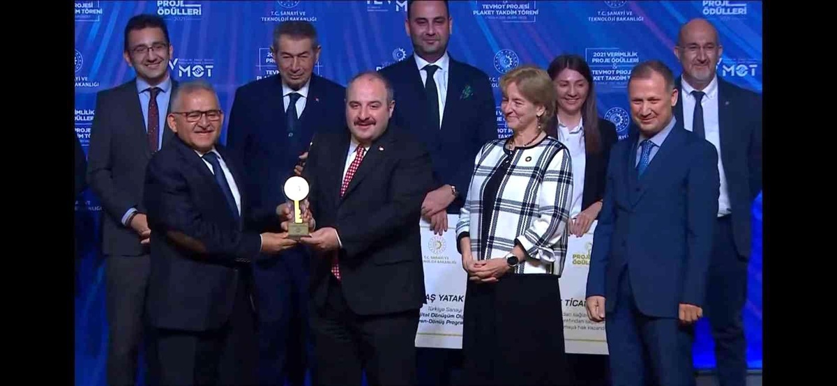 Son dakika haberleri... Başkan Büyükkılıç ödülünü Bakan Varank\'ın elinden aldı