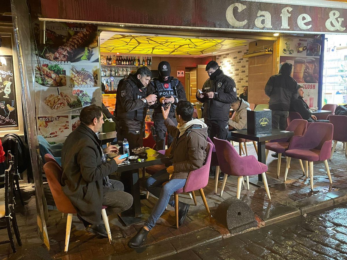 Son dakika... Beyoğlu\'nda polis, eğlence mekanlarında denetim yaptı