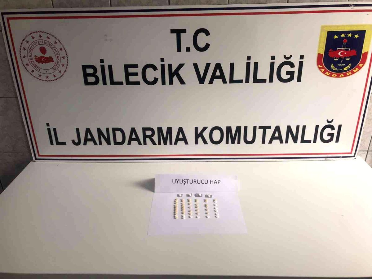 Bilecik\'te bir araçta 54 adet uyuşturucu hap ele geçirildi