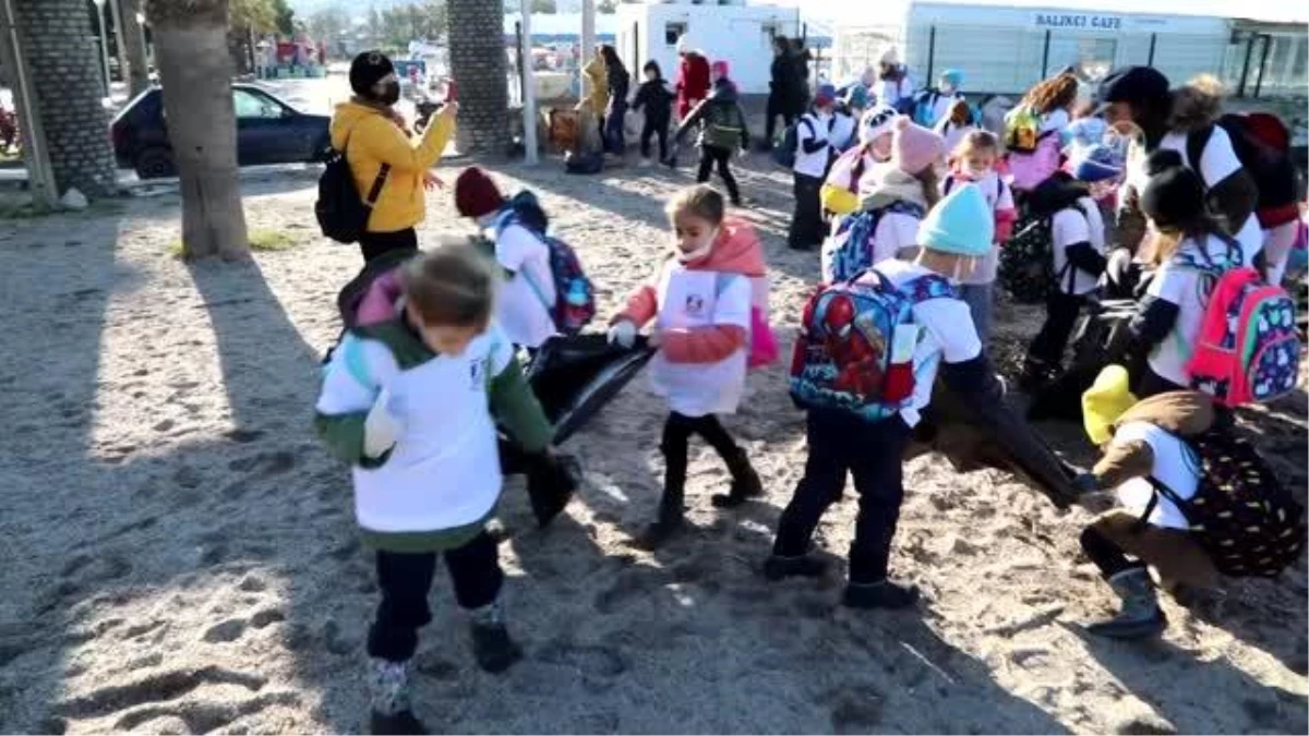 Bodrum\'da öğrenciler belediye ekipleriyle sahilde çevre temizliği yaptı
