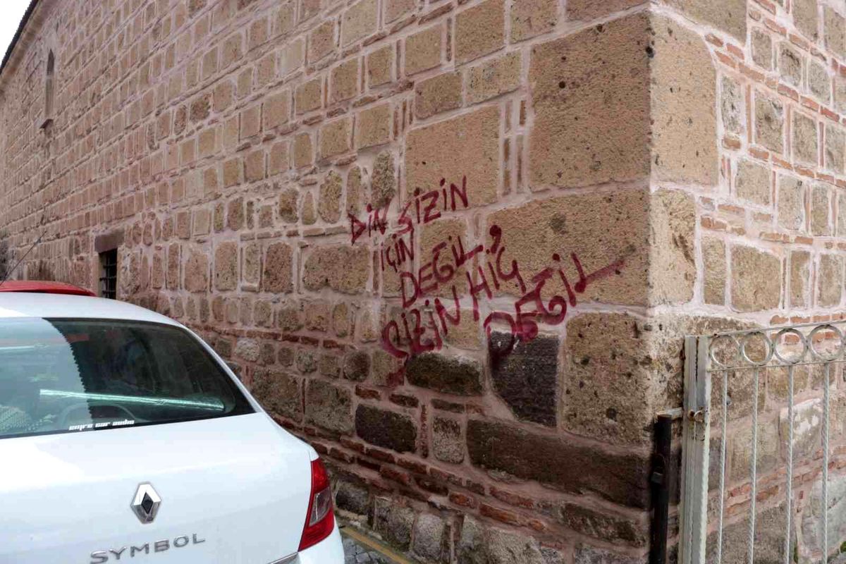 Cami duvarındaki yazı tepki çekti