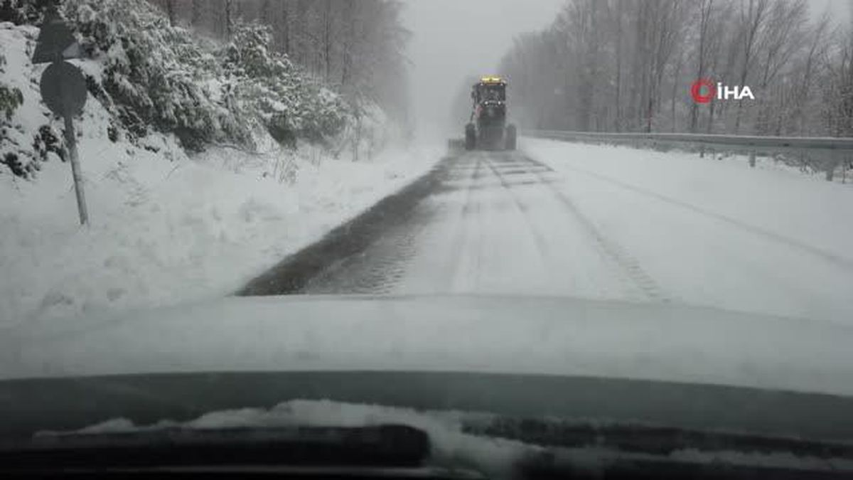 Ekipler Kartepe'de lapa lapa yağan kar ile böyle mücadele ediyor