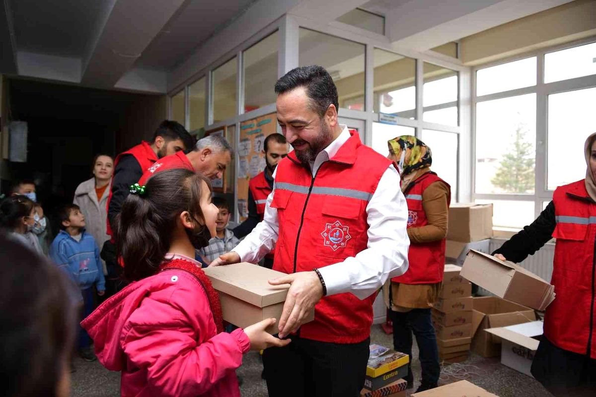 Elbistan\'da 800 öğrenciye yeni yıl hediyesi