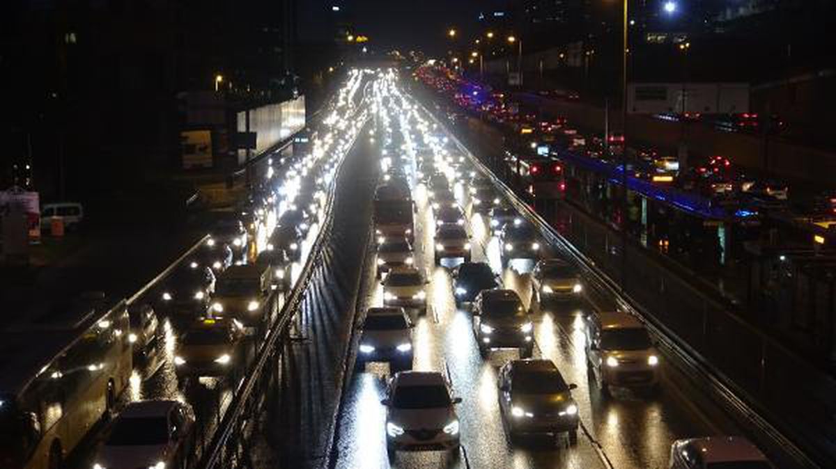 İstanbul\'da trafik yoğunluğu yüzde 80\'e çıktı