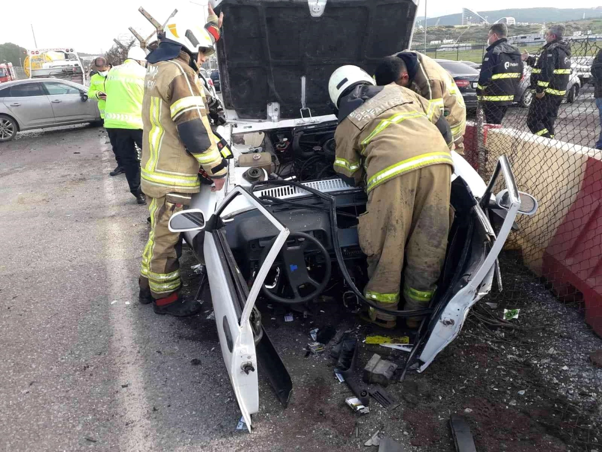 İzmir\'de feci kaza: Otomobil ikiye bölündü, 4 kişi yaralandı
