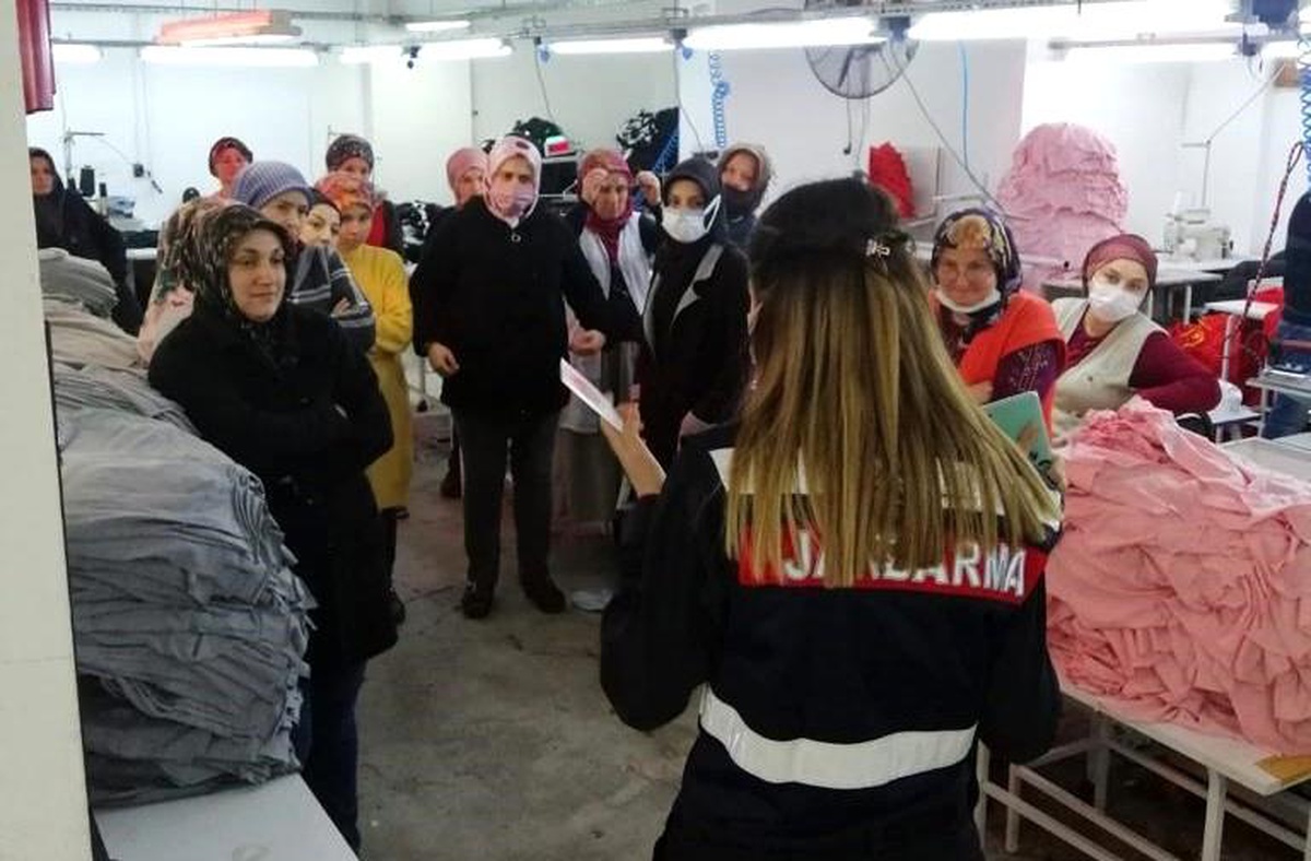 Jandarma işçi kadınlara KADES\'i anlattı