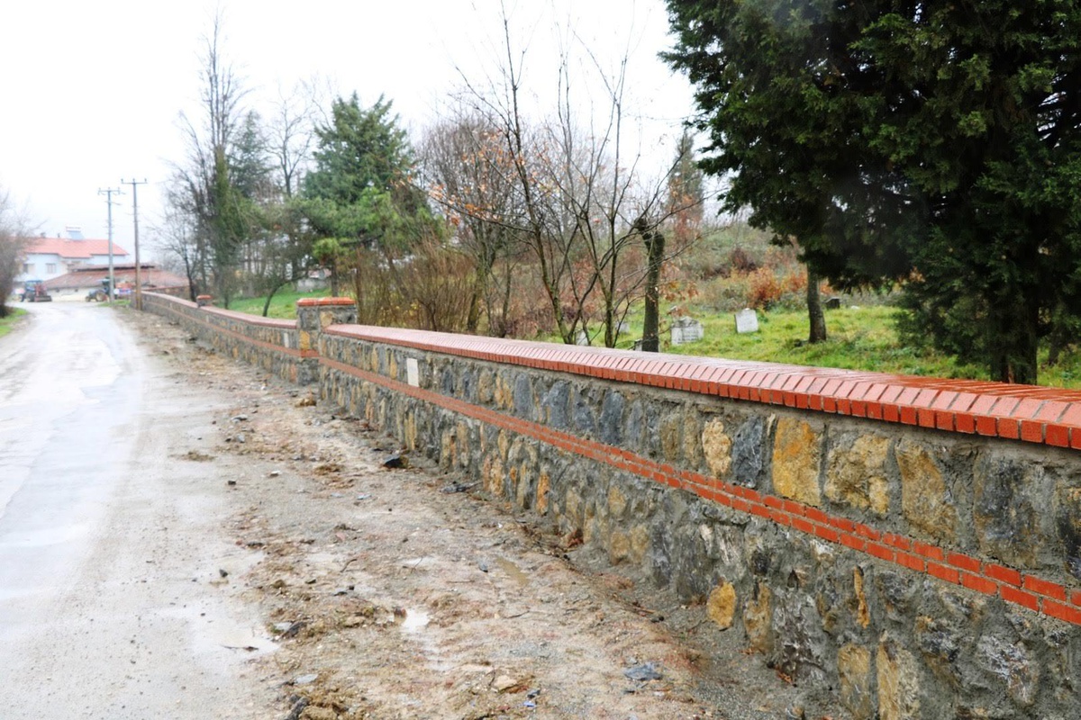Kocaeli Büyükşehir, Körfez ilçesi Sipahiler Köyü mezarlığına taş duvar inşa etti