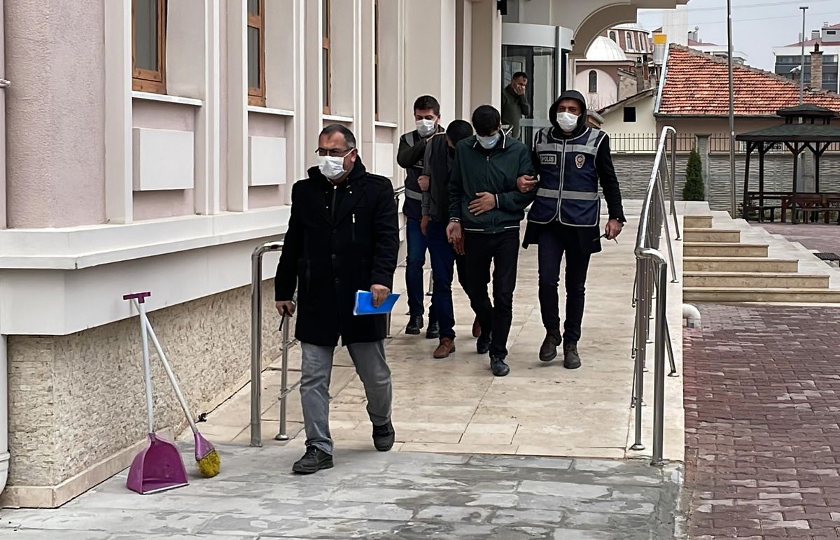 Son dakika haberleri | Konya\'da cezaevinden izinli çıkıp evlerden hırsızlık yapan 2 şüpheli, polis kovalamacasıyla yakalandı