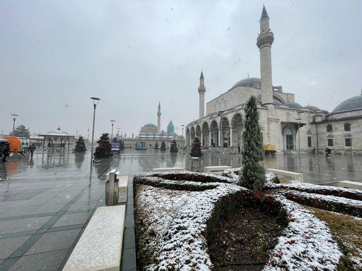 Konya kent merkezinde kar yağışı etkili oluyor