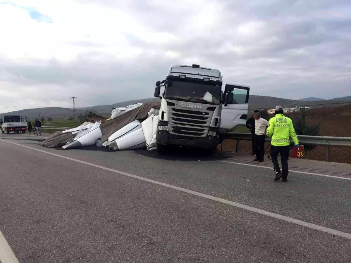 Kula\'da kontrolden çıkan tır bariyerlere çarptı