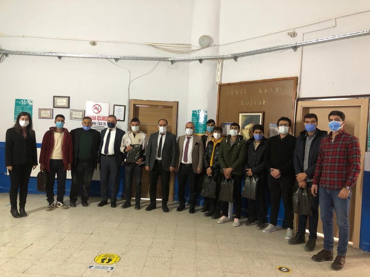 Malazgirt\'te lise öğrencilerine kırtasiye ve kitap desteği